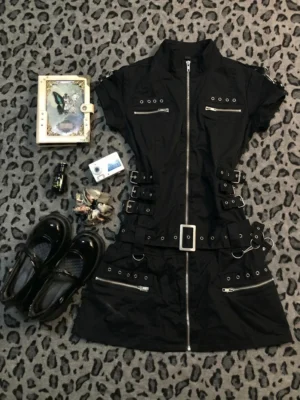 Gothic Zip-Up Black Mini Dress – Dark Academic Buckle Strap Short-Sleeve Corset Dress
