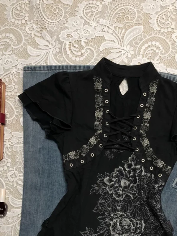 Vintage Floral Printed Grommet Lace-Up Short-Sleeve Top – Chinese Style Keyhole Stand Collar Slim Fit Blouse