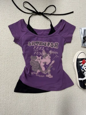 O1CN01EIPhHv1YhjHGvDAzC_777583091 Vintage Purple Guitar Cat Graphic 2-in-1 Top – Y2K Alternative Layered Halter Neck Short-Sleeve T-Shirt