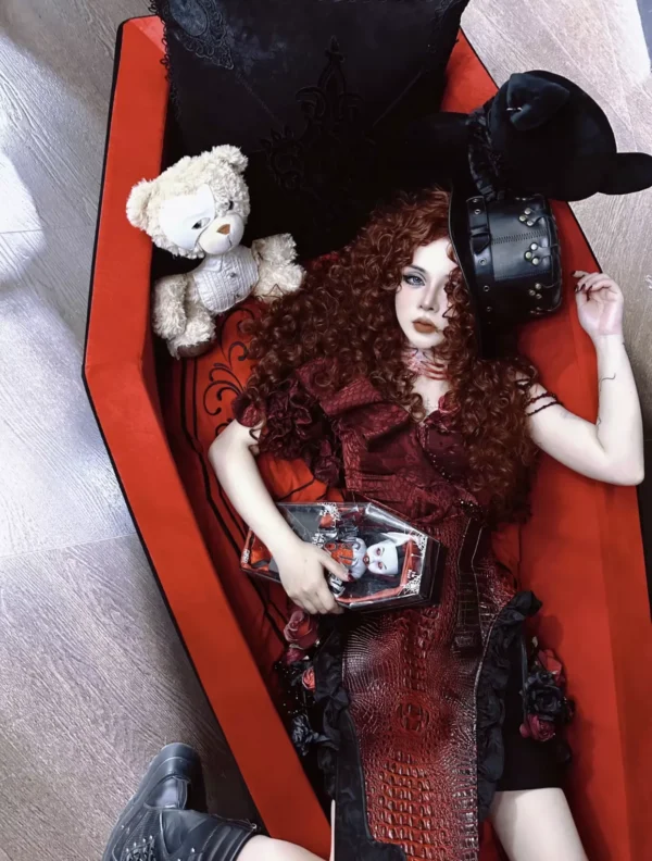 Kellycolin Gothic Coffin Bed – Dracula Vampire Velvet Coffin Daybed Lounger