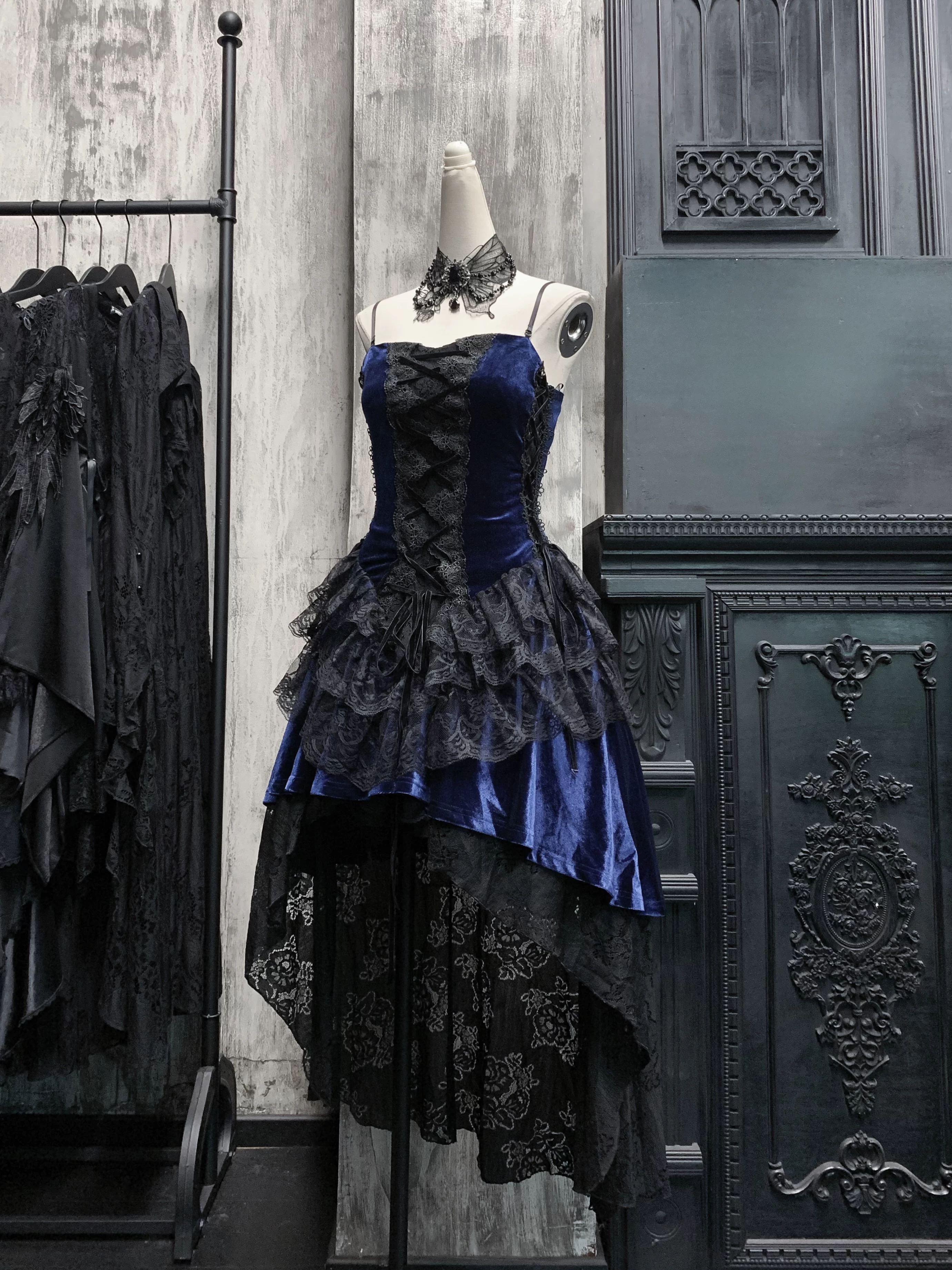 Dark in Love Royal Blue Velvet Gothic High-Low Corset Dress – Victorian Lace Evening Gown with Long Train (DW1113)